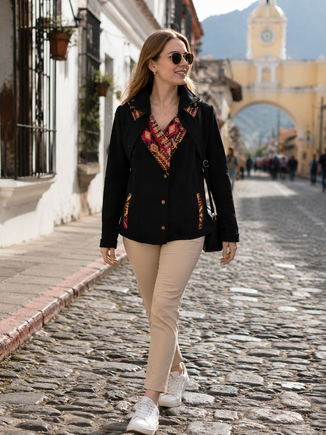 Chaqueta K'FRANS con detalle bordado en cuello y puños